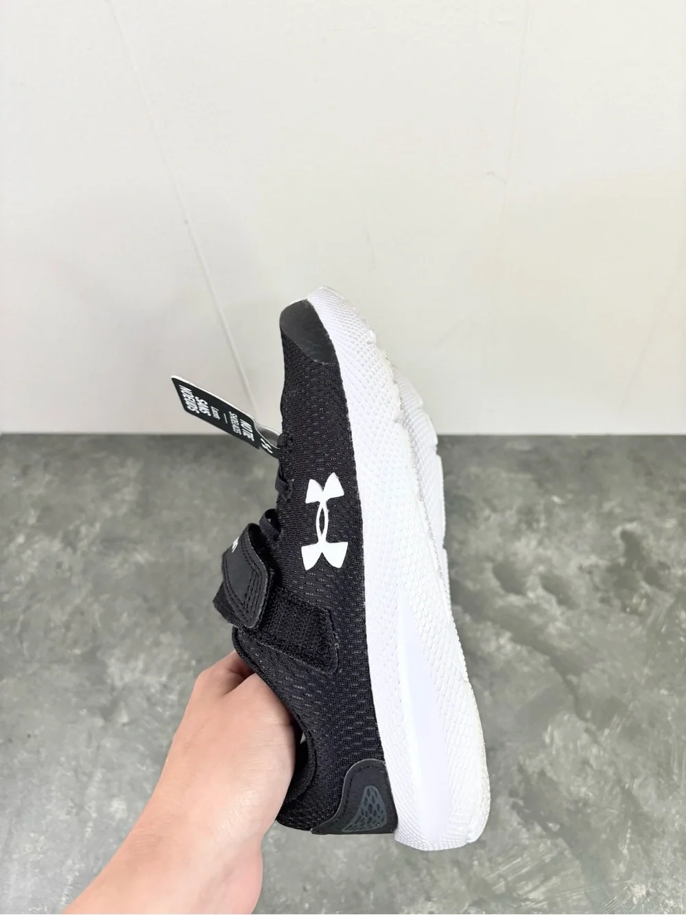 Under Armour Boys Pursuit 2 black white sneaker athletic no tie size 13.5